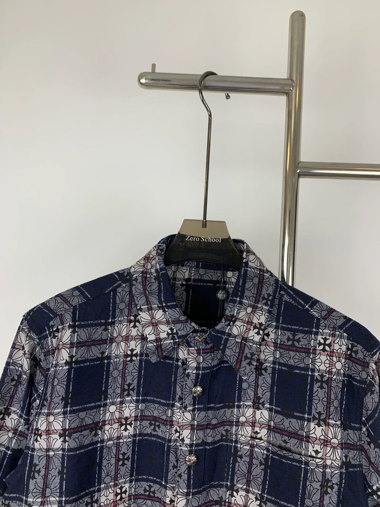 P220 Style No. G733 Chrome Hearts classic cashew flower cross all-over printed jacquard long-sleeved top casual shirt for couples 1️⃣Customized original jacquard fabric, high-quality pure cotton jacquard plaid fabric, soft and comfortable to the touch, a very high-quality fabric! 2️⃣The details of the workmanship are perfectly controlled. The lining is made of vest hemming, and the cuffs are made of double cross leather labels. It is different from the ordinary version. The collar is also designed with interlining, which shows high-end fashion and personality. The style is fashionable, simple and elegant, and it is a very versatile jacket! 4⃣️Complete accessories, all customized with original versions! Same style for men and women Color: Purple Red Size: S M L XL